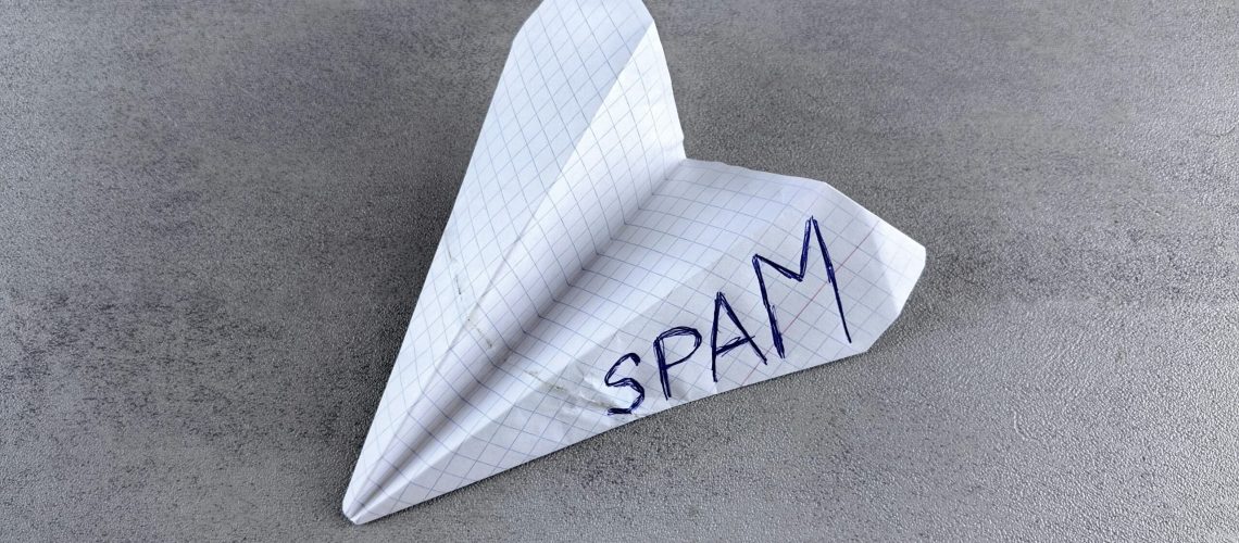 Papierflieger mit der Aufschrift "SPAM"